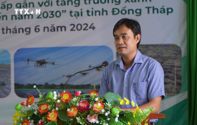 Giám đốc Sở Nông nghiệp và Phát triển nông thôn tỉnh Đồng Tháp Nguyễn Văn Vũ Minh phát biểu tại buổi lễ. Ảnh: Nhựt An - TTXVN vna_potal_khoi_dong_de_an_1_trieu_ha_chuyen_canh_lua_chat_luong_cao_phat_thai_thap_tai_dong_thap_7426709.jpg
