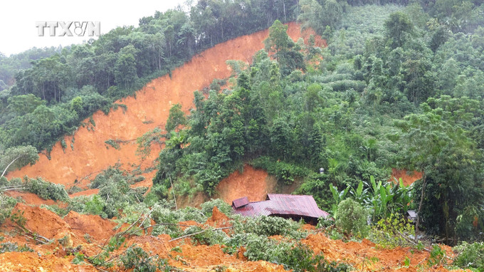 Hiện trường vụ sạt lở đất tại thôn Át, xã Minh Xuân, huyện Lục Yên, tỉnh Yên Bái. Ảnh: TTXVN phát vna_potal_sat_lo_dat_khien_9_chet_va_mat_tich_tai_yen_bai_7585463.jpg