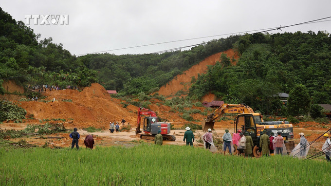 Gần 300 người cùng phương tiện máy móc được huy động tìm kiếm những người mất tích. Ảnh: TTXVN phát vna_potal_sat_lo_dat_khien_9_chet_va_mat_tich_tai_yen_bai_7585444.jpg