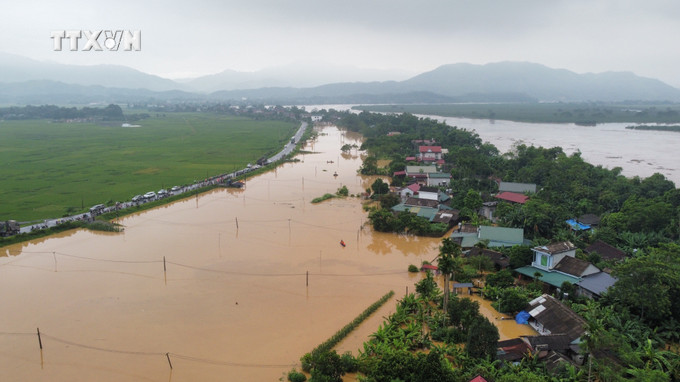 Dọc theo đê sông Hồng, hàng trăm hộ dân đã phải di dời đến nơi cao hơn để đảm bảo an toàn. Ảnh: Tạ Toàn - TTXVN vna_potal_phu_tho_di_doi_hon_200_ho_dan_do_nuoc_song_dang_cao_sau_bao_so_3_7582120.jpg
