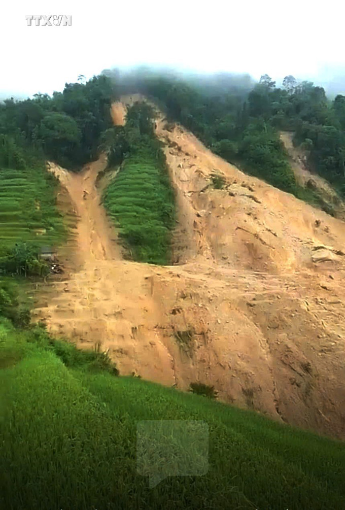 Mưa lũ trong nhiều giờ ở huyện Hoàng Su Phì gây sạt lở đất đá, ảnh hưởng nghiêm trọng đến đời sống nhân dân. Ảnh: TTXVN phát vna_potal_them_mot_chau_be_6_thang_tuoi_bi_mat_tich_do_mua_lu_lon_tai_ha_giang_7585476.jpg