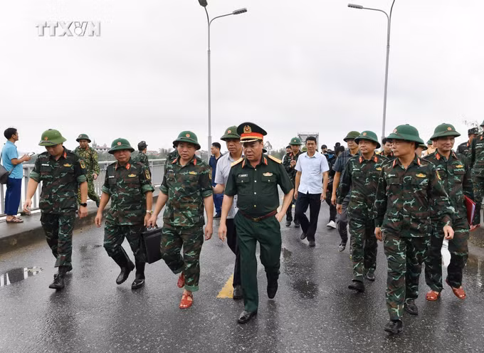 vna_potal_quan_doi_se_lap_dat_cau_phao_phuc_vu_nguoi_dan_di_lai_gan_cau_phong_chau_7584946.jpg