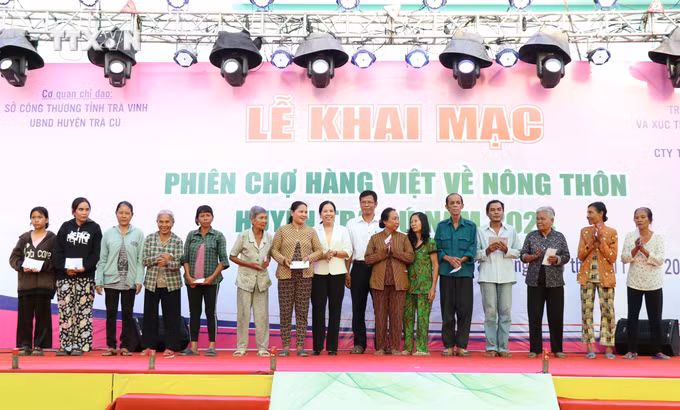 vna_potal_tra_vinh_khai_mac_phien_cho_dua_hang_viet_ve_nong_thon___7722995.jpg