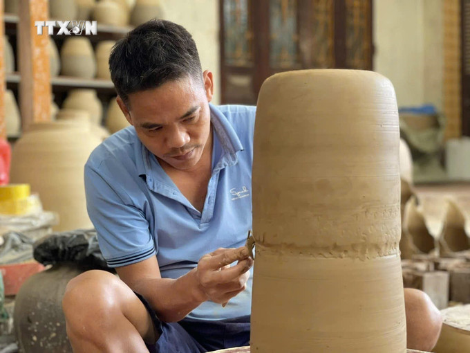 Anh Nguyễn Hồng Quang, nghệ nhân duy nhất của làng gốm Hương Canh theo đuổi sản xuất dòng gốm mỹ thuật. Ảnh: TTXVN phát vna_potal_danh_thuc_tiem_nang_du_lich_lang_nghe_tai_vinh_phuc_7723550.jpg