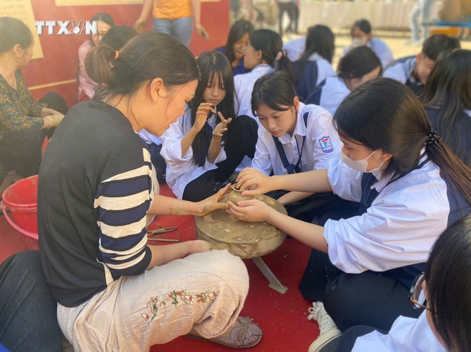 Học sinh Vĩnh Phúc trải nghiệm các làm gốm cùng các nghệ nhân của làng gốm Hương Cảnh. Ảnh: TTXVN phát vna_potal_danh_thuc_tiem_nang_du_lich_lang_nghe_tai_vinh_phuc_7723549.jpg