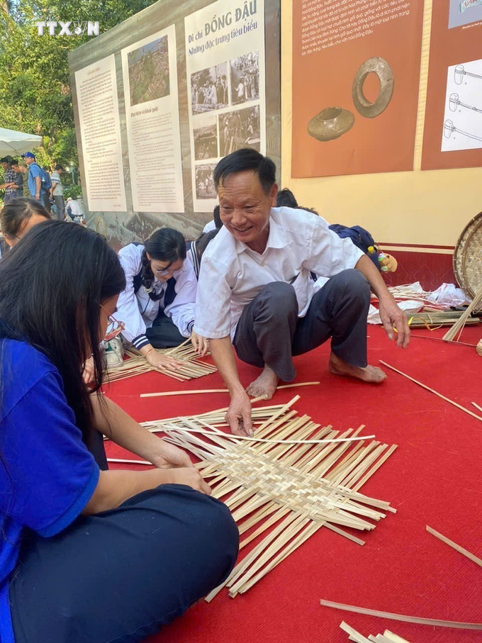 Học sinh Vĩnh Phúc trải nghiệm cách tạo ra một sản phẩm của làng nghề mây tre đan Triệu Đề, huyện Lập Thạch. Ảnh: TTXVN phát vna_potal_danh_thuc_tiem_nang_du_lich_lang_nghe_tai_vinh_phuc_7723551.jpg