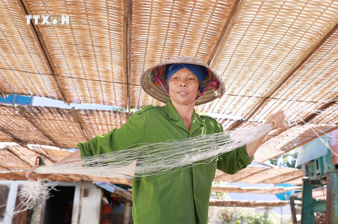 Miến dong phơi được nắng, sợi miến trong suốt, thơm ngon, được khách hàng ưa chuộng. Ảnh: Quý Trung – TTXVN vna_potal_lang_mien_truyen_thong_binh_lu_hoi_ha_vao_vu_tet_nguyen_dan_2025_7723468.jpg