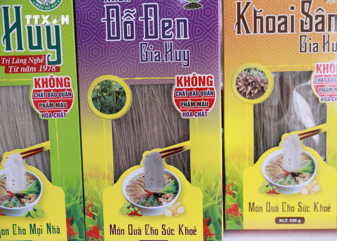 Nhiều cơ sở sản xuất đã sáng tạo sản phẩm miến giàu dinh dưỡng, với mẫu mã bắt mắt. Ảnh: Quý Trung - TTXVN Nhiều cơ sở sản xuất đã sáng tạo sản phẩm miến giàu dinh dưỡng, với mẫu mã bắt mắt. Ảnh: Quý Trung - TTXVN