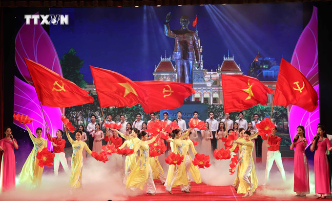 Chương trình nghệ thuật chào mừng. Ảnh: Thanh Tùng - TTXVN vna_potal_le_trao_tang_danh_hieu_nghe_si_nhan_dan_nghe_si_uu_tu_lan_thu_10_7256877.jpg