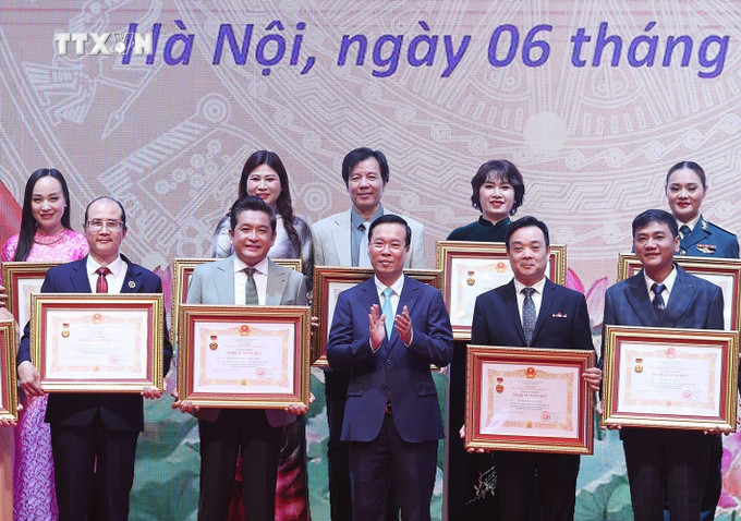 Chủ tịch nước Võ Văn Thưởng trao tặng danh hiệu “Nghệ sĩ nhân dân” cho các nghệ sĩ. Ảnh: Thống Nhất – TTXVN vna_potal_chu_tich_nuoc_du_le_trao_tang_danh_hieu_“nghe_si_nhan_dan”_“nghe_si_uu_tu”_lan_thu_10_7257204.jpg