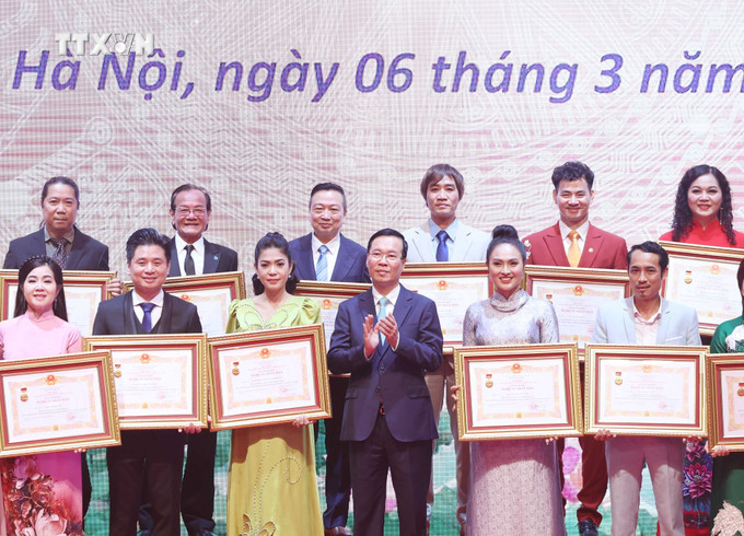 Chủ tịch nước Võ Văn Thưởng trao tặng danh hiệu “Nghệ sĩ nhân dân” cho các nghệ sĩ. Ảnh: Thống Nhất – TTXVN vna_potal_chu_tich_nuoc_du_le_trao_tang_danh_hieu_“nghe_si_nhan_dan”_“nghe_si_uu_tu”_lan_thu_10_7257201.jpg