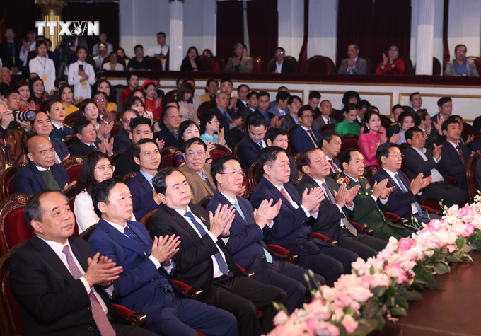 Chủ tịch nước Võ Văn Thưởng và các đại biểu dự buổi lễ. Ảnh: Thống Nhất – TTXVN vna_potal_chu_tich_nuoc_du_le_trao_tang_danh_hieu_“nghe_si_nhan_dan”_“nghe_si_uu_tu”_lan_thu_10_7257170.jpg