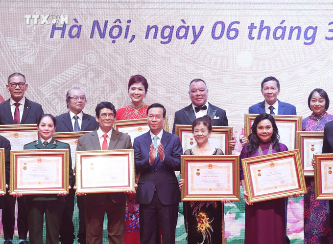 Chủ tịch nước Võ Văn Thưởng trao tặng danh hiệu “Nghệ sĩ nhân dân” cho các nghệ sĩ. Ảnh: Thống Nhất – TTXVN vna_potal_chu_tich_nuoc_du_le_trao_tang_danh_hieu_“nghe_si_nhan_dan”_“nghe_si_uu_tu”_lan_thu_10_7257203.jpg