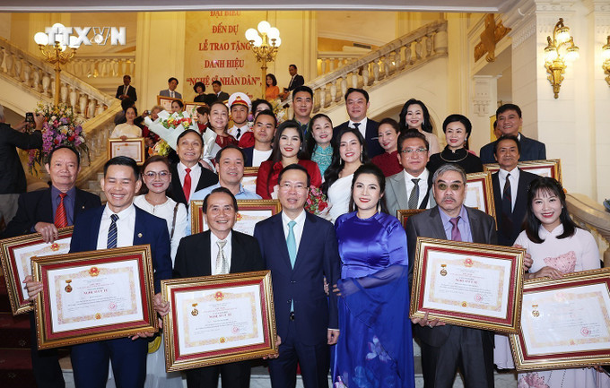 Chủ tịch nước Võ Văn Thưởng chụp ảnh chung với các nghệ sĩ. Ảnh: Thống Nhất – TTXVN vna_potal_chu_tich_nuoc_du_le_trao_tang_danh_hieu_“nghe_si_nhan_dan”_“nghe_si_uu_tu”_lan_thu_10_7257206.jpg