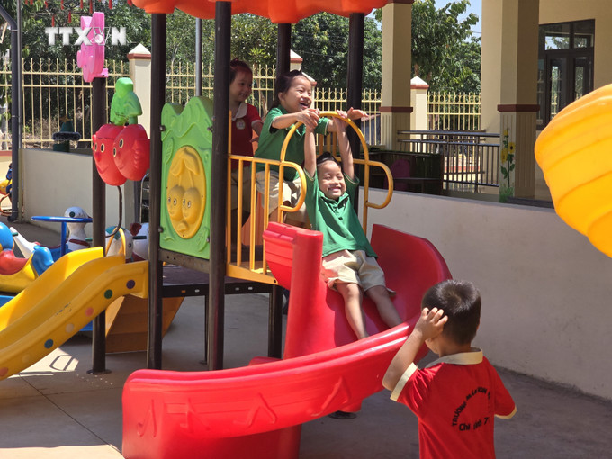 Giờ vui chơi của học sinh trường Mầm non MB-716 tại xã biên giới Ia Đal (Ia H'Drai, Kon Tum). Ảnh: Khoa Chương - TTXVN vna_potal_kon_tum_chu_trong_phat_trien_giao_duc_tai_vung_bien_gioi__7391641.jpg