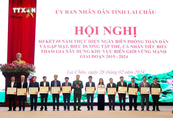 Đại tá Vũ Khương, Cục trưởng Cục kỹ thuật (Bộ tư lệnh Bộ đội Biên phòng) trao kỷ niệm chương cho các cá nhân có nhiều đóng góp cho sự nghiệp quản lý, bảo vệ chủ quyền lãnh thổ, an ninh biên giới quốc gia và quá trình xây dựng, phát triển của lực lượng Bộ đội Biên phòng. Ảnh: Quý Trung – TTXVN vna_potal_lai_chau_so_ket_5_nam_thuc_hien_ngay_bien_phong_toan_dan_va_gap_mat_bieu_duong_tap_the_ca_nhan_tieu_bieu_7246127.jpg