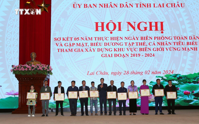 Trao Bằng khen của Ủy ban MTTQ tỉnh Lai Châu cho các cá nhân vì đã có thành tích xuất sắc trong thự hiện Ngày Biên phòng toàn dân giai đoạn 2019-2024. Ảnh: Quý Trung - TTXVN vna_potal_lai_chau_so_ket_5_nam_thuc_hien_ngay_bien_phong_toan_dan_va_gap_mat_bieu_duong_tap_the_ca_nhan_tieu_bieu_7246124.jpg