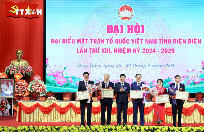 Chủ tịch UBND tỉnh Điện Biên Lê Thành Đô tặng Bằng khen cho các cá nhân có thành tích xuất sắc trong công tác MTTQ tỉnh khóa XII. Ảnh: Trung Kiên - TTXVN vna_potal_dai_hoi_dai_bieu_mttq_viet_nam_tinh_dien_bien_lan_thu_xiii_nhiem_ky_2024-2029_7552771.jpg