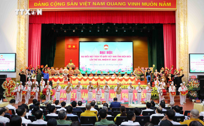 Đoàn đại biểu các tầng lớp nhân dân và các cháu học sinh chào mừng Đại hội. Ảnh: Trung Kiên - TTXVN vna_potal_dai_hoi_dai_bieu_mttq_viet_nam_tinh_dien_bien_lan_thu_xiii_nhiem_ky_2024-2029_7552790.jpg