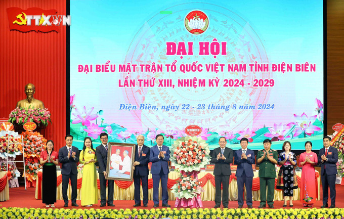 Ông Hoàng Công Thủy, Phó Chủ tịch Ủy ban Trung ương MTTQ Việt Nam tặng hoa chúc mừng Đại hội. Ảnh: Trung Kiên - TTXVN vna_potal_dai_hoi_dai_bieu_mttq_viet_nam_tinh_dien_bien_lan_thu_xiii_nhiem_ky_2024-2029_7552794.jpg