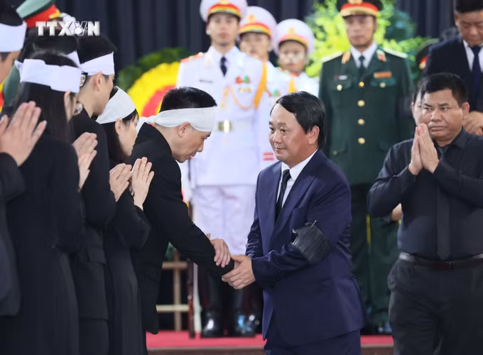 vna_potal_doan_uy_ban_dan_toc_kinh_vieng_tong_bi_thu_nguyen_phu_trong_7501534.jpg
