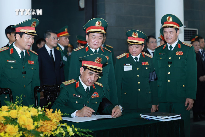 Đại tướng Phan Văn Giang, Phó Bí thư Quân ủy Trung ương, Bộ trưởng Bộ Quốc phòng ghi sổ tang. Ảnh: TTXVN vna_potal_quoc_tang_tong_bi_thu_nguyen_phu_trong_le_vieng_tai_ha_noi_7500775.jpg