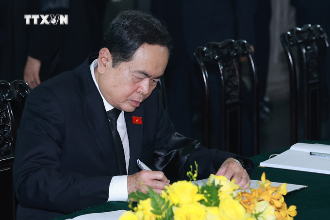 Chủ tịch Quốc hội Trần Thanh Mẫn ghi sổ tang. Ảnh: TTXVN vna_potal_doan_quoc_hoi_vieng_tong_bi_thu_nguyen_phu_trong_7500718.jpg