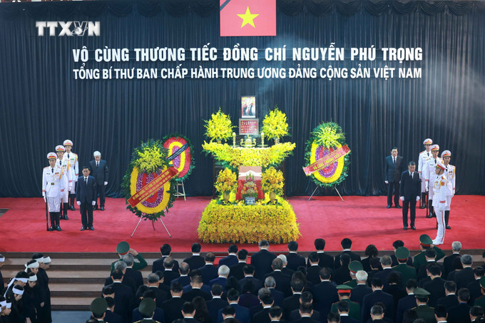 Đoàn Ban Chấp hành Trung ương Đảng Cộng sản Việt Nam do đồng chí Tô Lâm, Ủy viên Bộ Chính trị, Chủ tịch nước làm Trưởng đoàn, kính viếng Tổng Bí thư Nguyễn Phú Trọng. Ảnh: TTXVN vna_potal_doan_ban_chap_hanh_trung_uong_dang_vieng_tong_bi_thu_nguyen_phu_trong_7500262.jpg