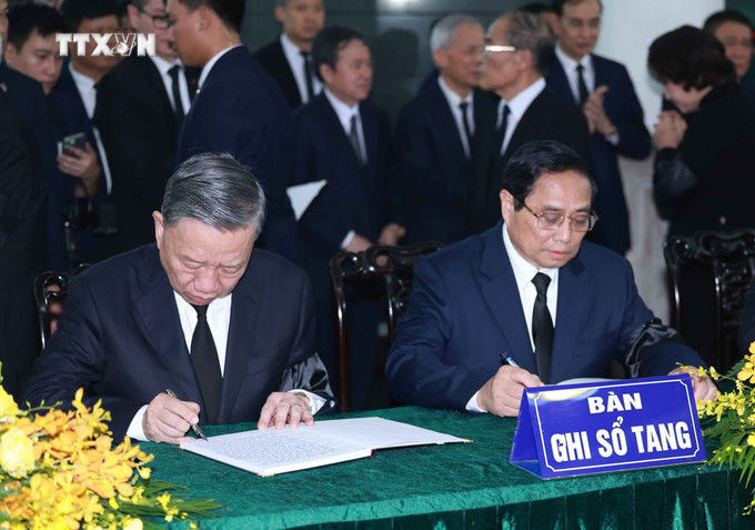 Chủ tịch nước Tô Lâm, Thủ tướng Phạm Minh Chính ghi sổ tang Tổng Bí thư Nguyễn Phú Trọng. Ảnh: TTXVN vna_potal_doan_ban_chap_hanh_trung_uong_dang_vieng_tong_bi_thu_nguyen_phu_trong_7500263.jpg