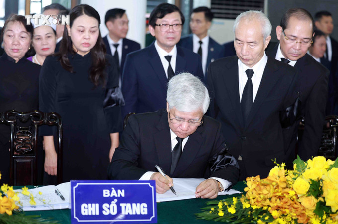 Ủy viên Bộ Chính trị, Bí thư Trung ương Đảng, Chủ tịch Ủy ban Trung ương Mặt trận Tổ quốc Việt Nam Đổ Văn Chiến ghi sổ tang Tổng Bí thư Nguyễn Phú Trọng. Ảnh: TTXVN vna_potal_doan_ban_chap_hanh_trung_uong_dang_vieng_tong_bi_thu_nguyen_phu_trong_7500304.jpg