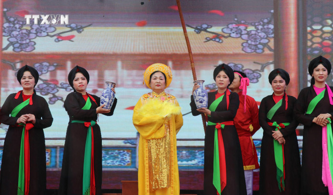 Vua Bà phát lệnh mở hội tại lễ hội. Ảnh: Thanh Thương - TTXVN vna_potal_van_hoa_soi_duong_le_hoi_lang_diem_tuong_nho_thuy_to_quan_ho_7272773.jpg
