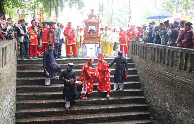 Các cụ cao niên lấy nước tại Giếng Ngọc để rước về Đền Vua Bà. Ảnh: Thanh Thương - TTXVN vna_potal_van_hoa_soi_duong_le_hoi_lang_diem_tuong_nho_thuy_to_quan_ho_7272770.jpg