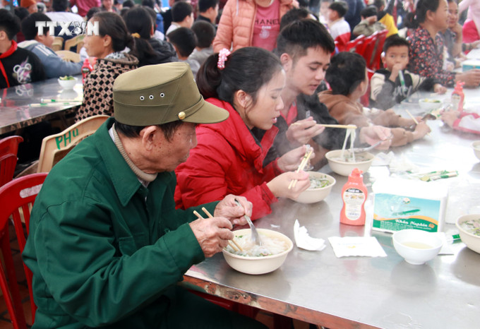 Người dân thưởng thức phở. Ảnh: Nguyễn Lành - TTXVN vna_potal_festival_pho_nam_2024_ton_vinh_am_thuc_truyen_thong_nam_dinh_7272748.jpg