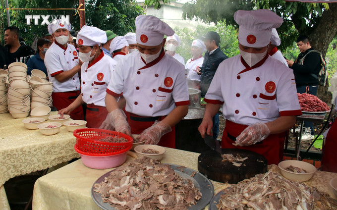 Phục vụ phở cho nhân dân và du khách. Ảnh: Nguyễn Lành - TTXVN vna_potal_festival_pho_nam_2024_ton_vinh_am_thuc_truyen_thong_nam_dinh_7272749.jpg