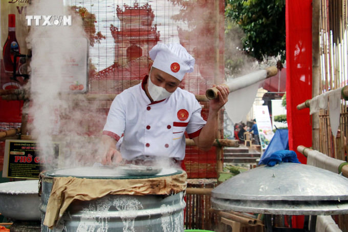 Trình diễn tráng bánh phở. Ảnh: Nguyễn Lành - TTXVN vna_potal_festival_pho_nam_2024_ton_vinh_am_thuc_truyen_thong_nam_dinh_7272745.jpg