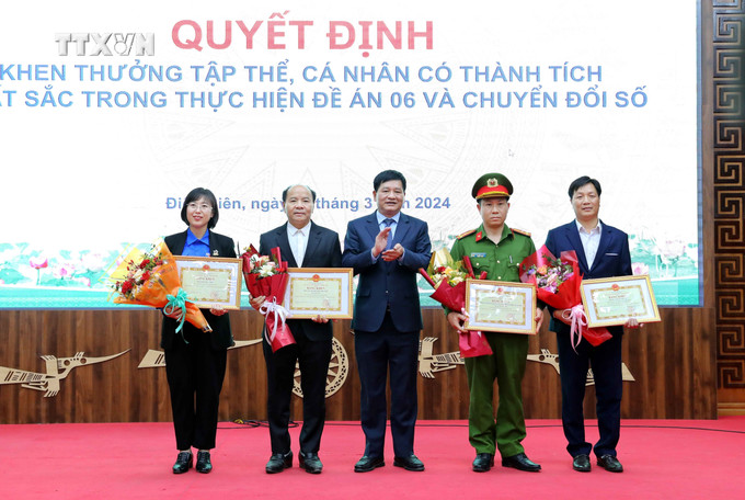 Chủ tịch UBND tỉnh Điện Biên Lê Thành Đô tặng Bằng khen cho 4 tập thể có thành tích xuất sắc trong thực hiện chuyển đổi số và Đề án 06. Ảnh: Trung Kiên - TTXVN vna_potal_dien_bien_nhieu_ket_qua_tich_cuc_trong_thuc_hien_chuyen_doi_so_va_de_an_06_7272757.jpg