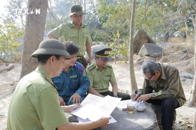 Chủ nhận khoán bảo vệ rừng tại khu vực núi Minh Đạm, huyện Đất Đỏ ký cam kết bảo vệ, phòng chống cháy rừng trong những ngày cao điểm mùa khô. Ảnh: Hoàng Nhị - TTXVN vna_potal_canh_bao_chay_rung_o_ba_ria-vung_tau_dang_o_cap_cuc_ky_nguy_hiem_7271879.jpg