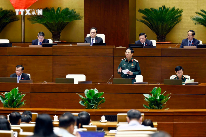 Bộ trưởng Bộ Quốc phòng Phan Văn Giang giải trình, làm rõ một số vấn đề đại biểu Quốc hội nêu. Ảnh: Doãn Tấn - TTXVN vna_potal_quoc_hoi_thao_luan_ve_du_an_luat_sua_doi_bo_sung_mot_so_dieu_cua_luat_si_quan_qdnd_viet_nam_113921476_7687397.jpg