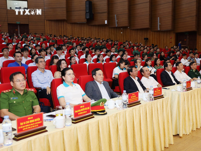 Các đại biểu dự Lễ phát động. Ảnh: TTXVN phát vna_potal_khong_de_tre_em_nao_bi_bo_lai_phia_sau_trong_cuoc_chien_phong_chong_mua_ban_nguoi_7510879.jpg