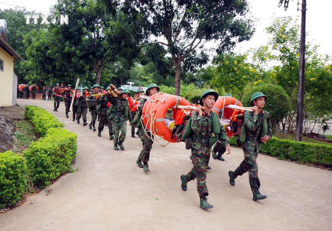 Tiểu đoàn 42, Trung đoàn 96 (Bộ Chỉ huy Quân sự tỉnh Quảng Bình) huy động lực lượng sẵn sàng cứu hộ cứu nạn trong bão số 4. Ảnh: TTXVN phát vna_potal_luc_luong_vu_trang_tinh_quang_binh_san_sang_ung_pho_voi_bao_so_4_7604470.jpg
