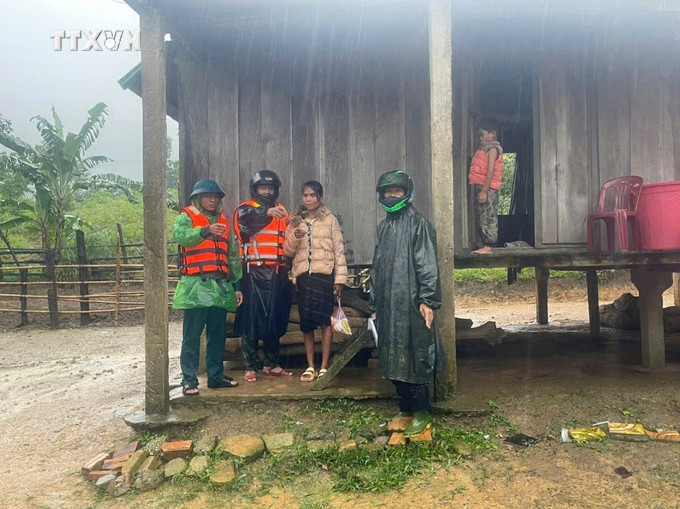 Đồn Biên phòng Hướng Lập (Biên phòng Quảng Trị) vận động người dân di dời đến nơi an toàn. Ảnh: TTXVN phát vna_potal_quang_tri_trien_khai_cac_giai_phap_ung_pho_voi__mua_lon_sat_lo_dat_7604580.jpg