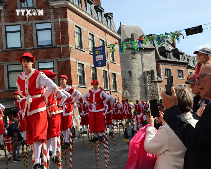 Diễu hành cà kheo trong Lễ hội dân gian vùng Wallonia. Ảnh: Hương Giang - TTXVN vna_potal_le_hoi_dau_ca_kheo_truyen_thong_namur_bi_7603960.jpg