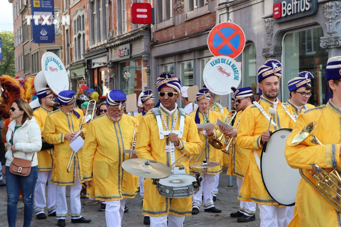 Diễu hành trong Lễ hội dân gian vùng Wallonia. Ảnh: Hương Giang - TTXVN vna_potal_le_hoi_dau_ca_kheo_truyen_thong_namur_bi_7603962.jpg