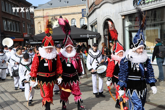 Diễu hành trong Lễ hội dân gian vùng Wallonia. Ảnh: Hương Giang - TTXVN vna_potal_le_hoi_dau_ca_kheo_truyen_thong_namur_bi_7603959.jpg