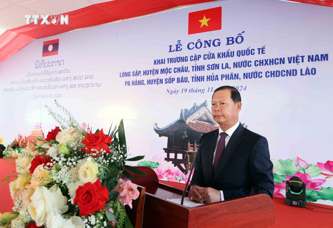 Thứ trưởng Thường trực Bộ Ngoại giao, Chủ nhiệm Ủy ban Biên giới quốc gia nước CHDCND Lào Phô Xay Khảy Khăm Phi Thun phát biểu. Ảnh: Quang Quyết - TTXVN vna_potal_le_cong_bo_khai_truong_cap_cua_khau_quoc_te_long_sap_va_pa_hang_7710878.jpg
