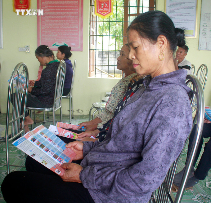 Đồng bào dân tộc thiểu số xã Xích Thổ được phát tờ gấp pháp luật tại Hội nghị. Ảnh: Thùy Dung - TTXVN vna_potal_giao_duc_phap_luat_va_tro_giup_phap_ly_cho_dong_bao_dan_toc_thieu_so_7317729.jpg