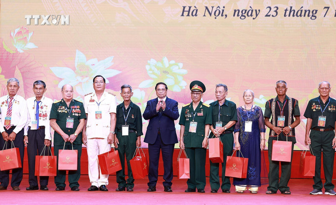 Thủ tướng Phạm Minh Chính tặng quà tri ân người có công với cách mạng. Ảnh: Dương Giang-TTXVN vna_potal_thu_tuong_du_hoi_nghi_tri_an_nguoi_co_cong_voi_cach_mang_nam_2024_7496607.jpg