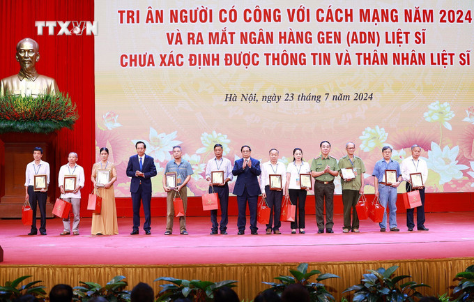 Thủ tướng Phạm Minh Chính trao chứng nhận kết quả giám định ADN cho thân nhân các liệt sĩ. Ảnh: Dương Giang-TTXVN vna_potal_thu_tuong_du_hoi_nghi_tri_an_nguoi_co_cong_voi_cach_mang_nam_2024_7496553.jpg