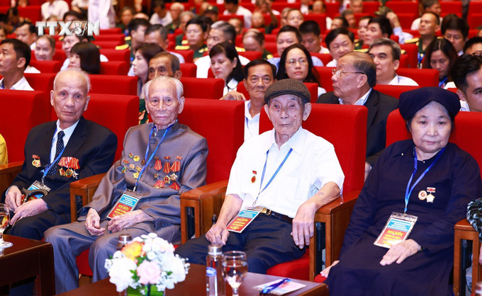 Các đại biểu người có công với cách mạng tiêu biểu toàn quốc năm 2024. Ảnh: Dương Giang-TTXVN vna_potal_thu_tuong_du_hoi_nghi_tri_an_nguoi_co_cong_voi_cach_mang_nam_2024_7496402.jpg