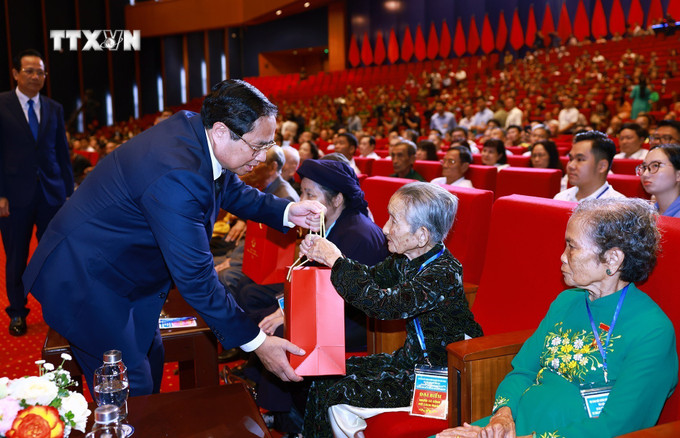 Thủ tướng Phạm Minh Chính tặng quà tri ân người có công với cách mạng. Ảnh: Dương Giang-TTXVN vna_potal_thu_tuong_du_hoi_nghi_tri_an_nguoi_co_cong_voi_cach_mang_nam_2024_7496596.jpg